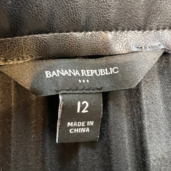 Banana Republic Factory Black Vegan Leather Pleated Skirt - Size 12 - Picture 2 of 3